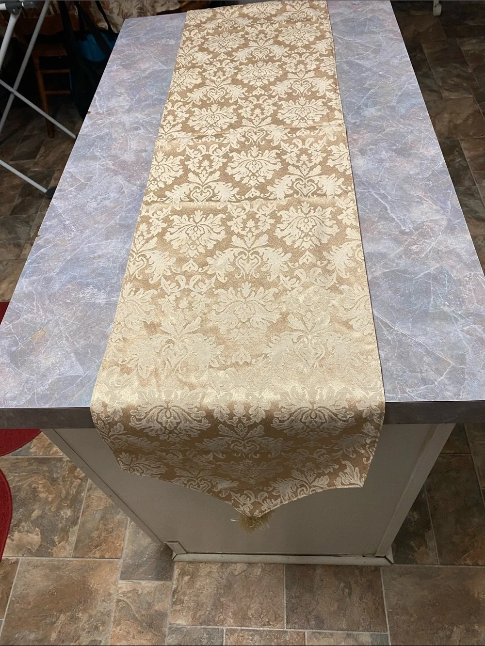 Elegant Damask Table Runner with Tassels – Classic Pattern Home Decor